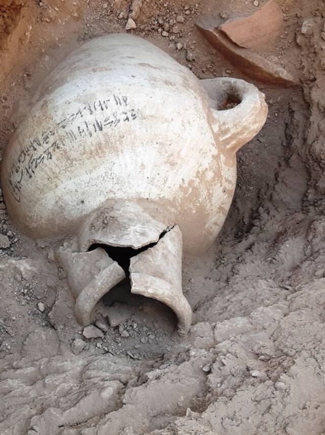 在埃及卢克索拍摄的古城遗址考古现场。（新华社发，埃及旅游和文物部供图）