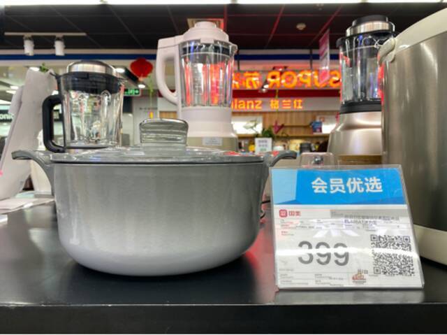 国美门店出售的产品价签上附有二维码。图/吴琼