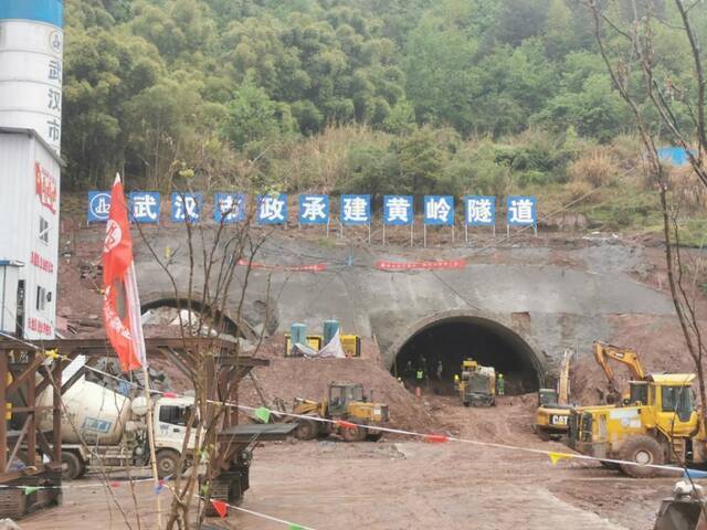 江龙高速控制性工程之一黄岭隧道正在挖掘蒋海涛摄