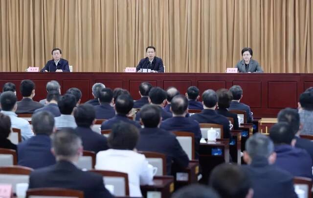 江苏省委组织部常务副部长王立平宣读了中央关于韩立明同志任职的有关决定。