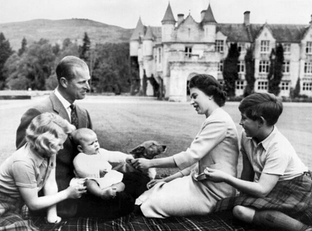 ▲1960年9月8日，英国女王伊丽莎白二世（右二）和丈夫菲利普亲王（左二）、查尔斯王子（右一）、安妮公主（左一）及安德鲁王子（中）