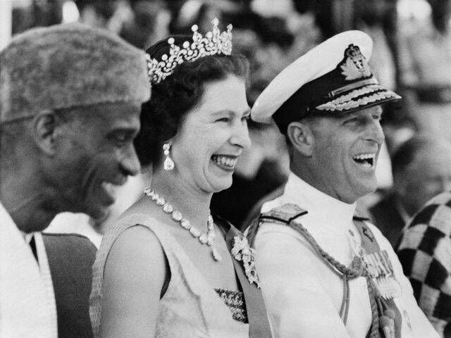 英国女王伊丽莎白二世（中）与丈夫菲利普亲王（右）（1961年拍摄）。新华社发