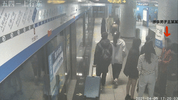 色胆包天！青岛地铁3号线，一男子车厢内猥亵女乘客，拘了！