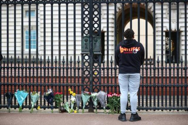 英国民众在白金汉宫外献花