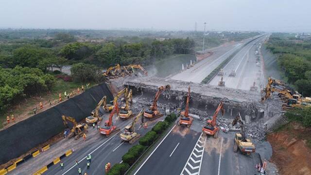 杭金衢改扩建二期项目衢州段第一批7座上跨主线天桥拆除现场