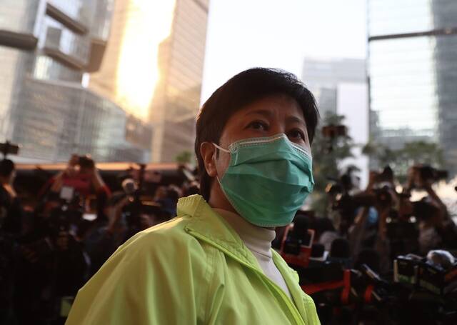 香港前立法会议员黄碧云再被警方控告拘捕