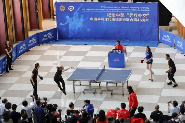 2017年9月15日，纪念中美“乒乓外交”中国乒乓球代表团走进联合国45周年友谊表演赛在位于纽约的联合国总部举行。新华社记者李木子摄