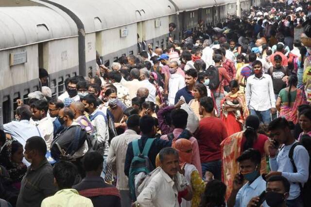 △印度比哈尔邦首府巴特那市火车站拥挤的人群（图片来源：印度报业托拉斯）