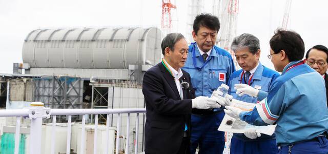 去年9月26日，菅义伟在福岛第一核电站视察时问核废水能不能喝，东电回复：稀释了能喝。菅义伟最终没喝（图源：朝日）