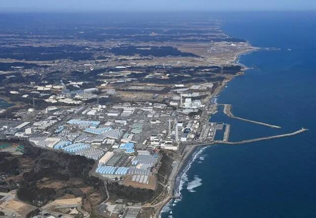 福岛核电站旁边建造储存核废水的水箱图源：每日新闻
