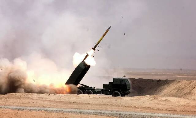 资料图片：美陆军在叙利亚使用“海玛斯”轮式多管火箭炮资料图。（美陆军官网）