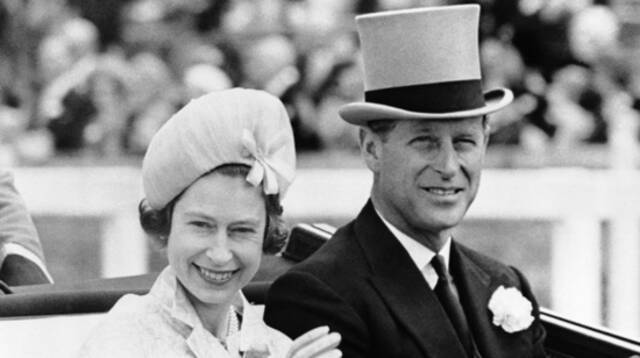  1962年，英国菲利普亲王和伊丽莎白二世参加皇家赛马会。来源：foxnews