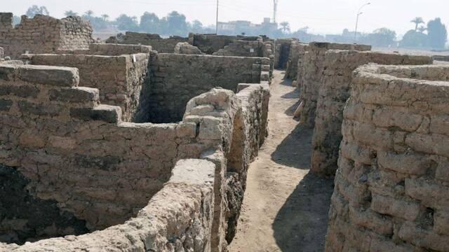 埃及考古队在卢克索附近尼罗河西岸发现失落在沙子里的“黄金城”