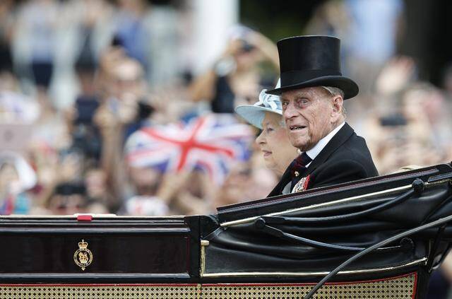 ↑资料图。2017年6月17日，在英国伦敦，英国女王伊丽莎白二世和丈夫菲利普亲王乘坐马车离开白金汉宫，准备观看阅兵式，庆祝女王91岁官方生日图据新华社