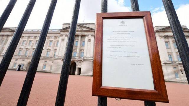 ↑白金汉宫宣布亲王去世的消息牌BBC