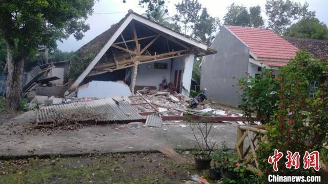玛琅市在地震中受损的房屋。黄印华供图摄