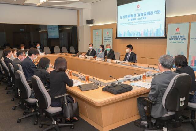 香港特区政府多位官员就特区完善选举制度向各界进行解说