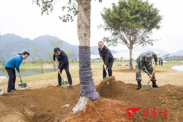 尹力王宁林向阳崔玉英等参加义务植树活动