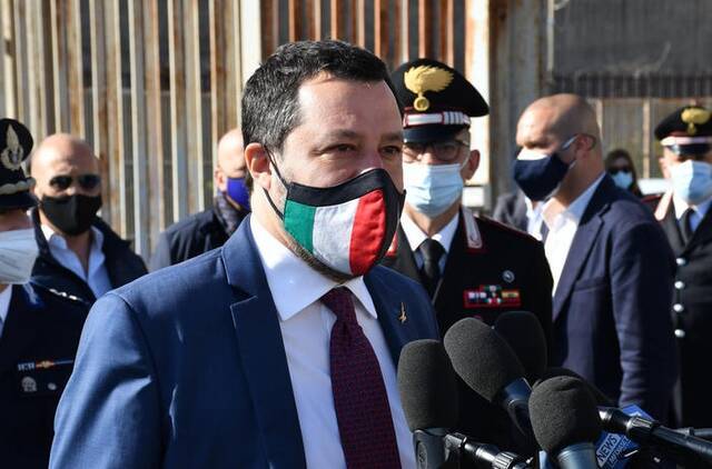 △意大利前副总理萨尔维尼在法院外（图片来源：安莎社）