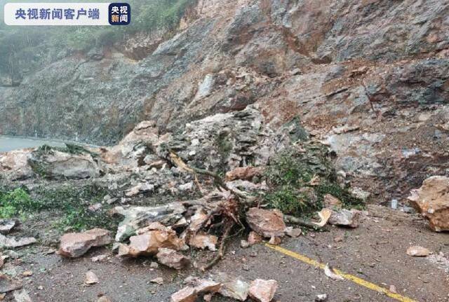 广西河池环江发生山体塌方 道路受阻无法通行