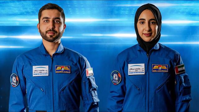 阿联酋选拔出世界上首位阿拉伯女性宇航员，她的名字是诺拉·阿勒马特鲁希（图右）