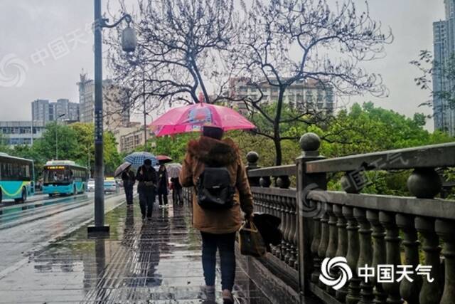 △湖南吉首市昨日细雨连绵。（图/刘玥）