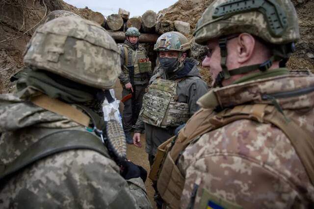 乌克兰总统泽连斯基（右二）8日在顿巴斯前线视察（路透社）