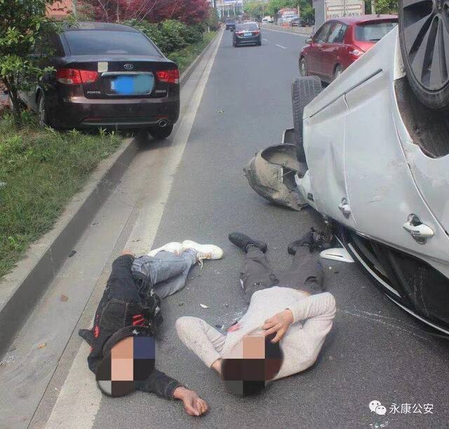 浙江永康两车互逐相撞：一辆无证驾驶，一辆车载两名儿童