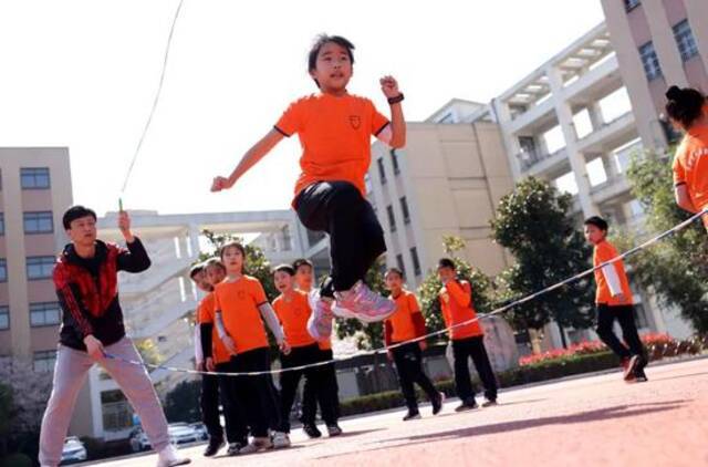 学生在课间练习花样跳绳解琛摄