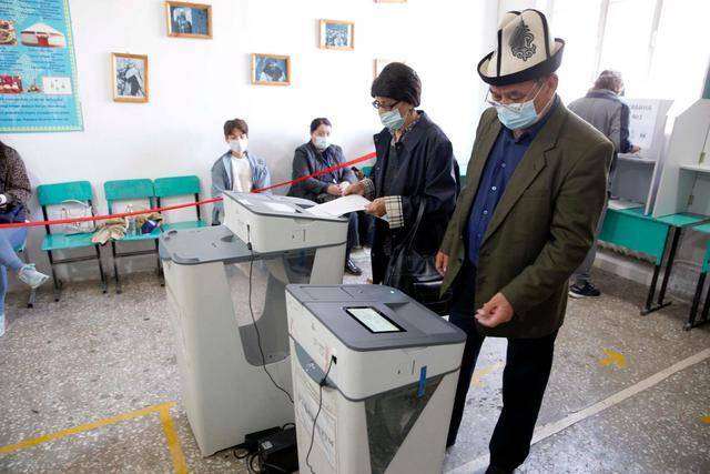 4月11日，选民在吉尔吉斯斯坦比什凯克的一处投票站投票。新华社图