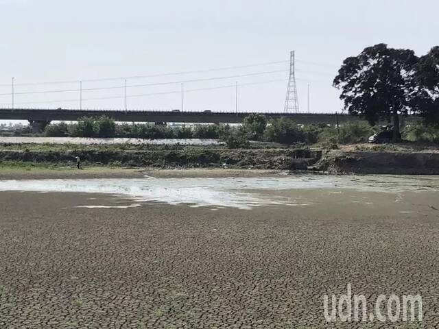 赤山龙湖巖周遭湖泊已见底（图：《联合报》）