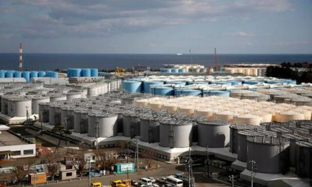 福岛核电站有大量容纳核废水的储存罐资料图
