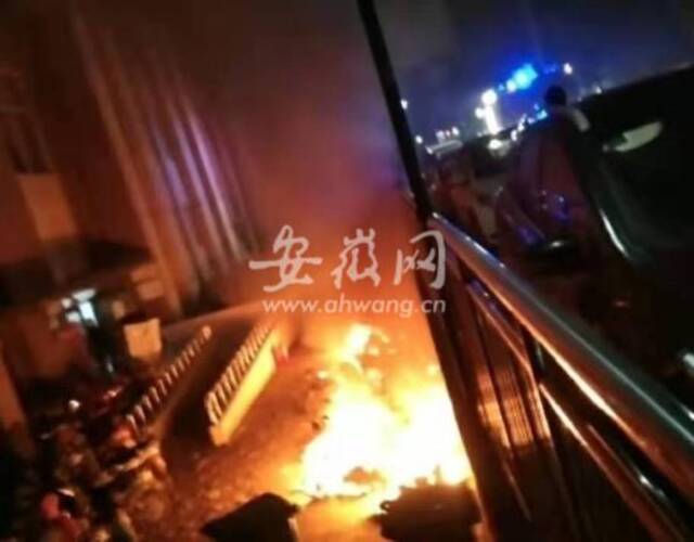 合肥一小区发生火灾：多辆电动车被烧成空壳 事发时有电动车在冒雨充电