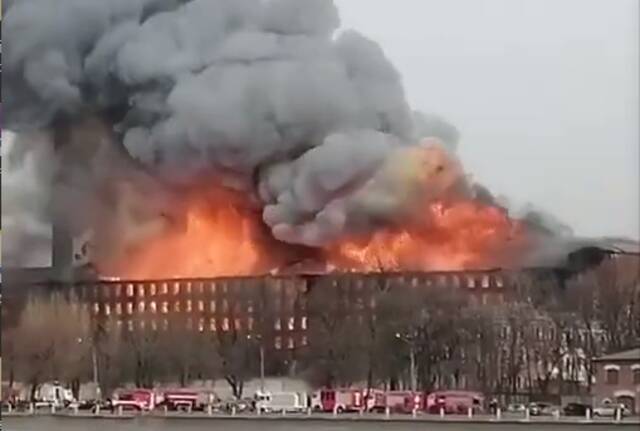 俄罗斯圣彼得堡一工厂发生火灾 致1死2伤
