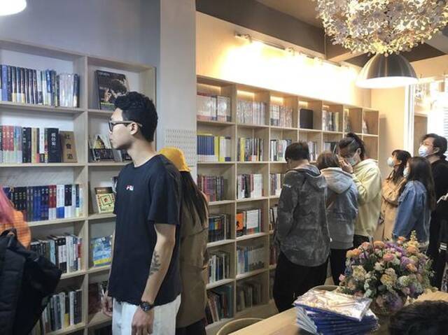 读者在书店里淘书、参观