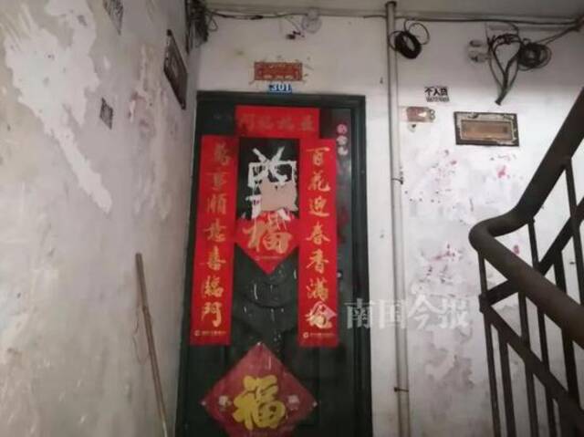 柳州一小区住户家门被丢粪便，还被喷上“奠”字