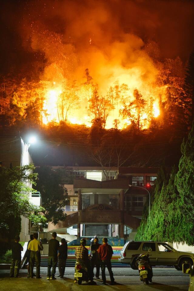 台湾南投县发生山火，持续至夜间仍未被扑灭