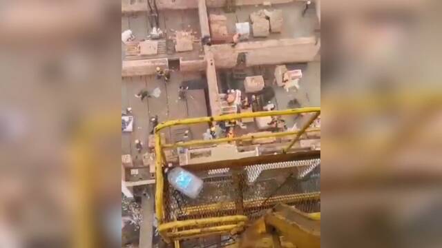 砖头满天飞！哈萨克斯坦工地上工人打群架 双方互扔砖头