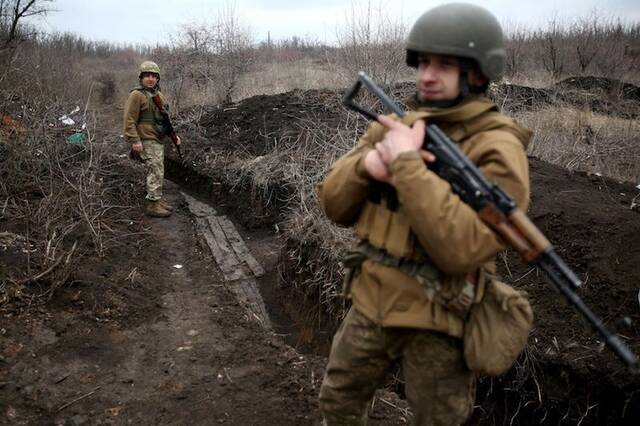2021年4月5日，顿涅茨克地区阿夫季伊夫卡附近，乌克兰军人在前线巡逻