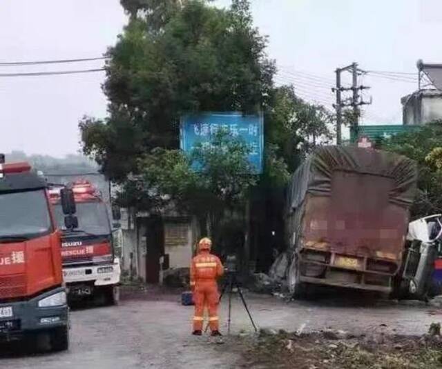 6死3伤！广西河池交警：一货车失控撞到面包车及车旁的村民、板房