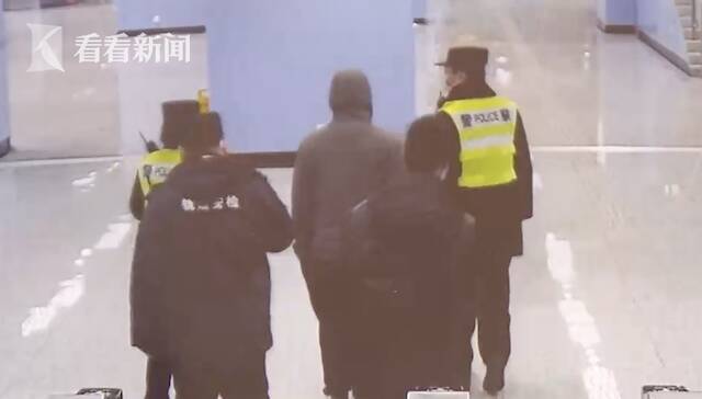 男子地铁站内见网友被拒 苦等3小时后想轻生...