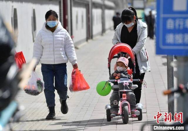 长春市民带娃出行。张瑶摄