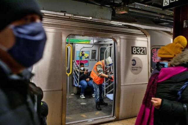 纽约地铁清洁工在打扫车厢（美国《纽约时报》网站）