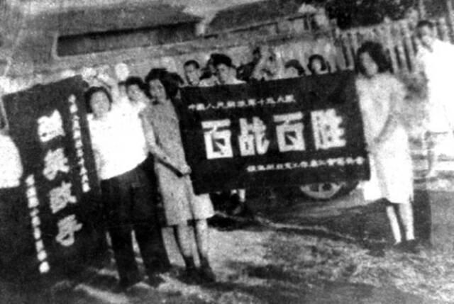 ▲1949年5月，镇海人民向解放军赠送锦旗