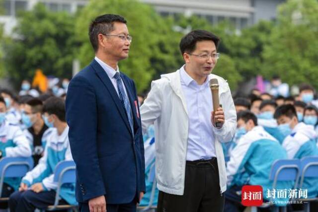 四川犍为县教育局局长段礼富（右）在学校进行演讲