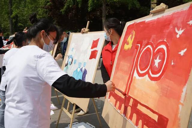 刷爆朋友圈！100人手绘100幅红色经典瞬间