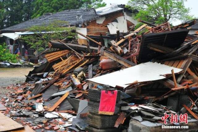 2016年4月24日拍摄的日本熊本地震震中灾区益城町一带建筑损毁严重。中新社记者王健摄