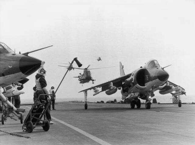 1982年4月，英国派出军机飞赴马岛