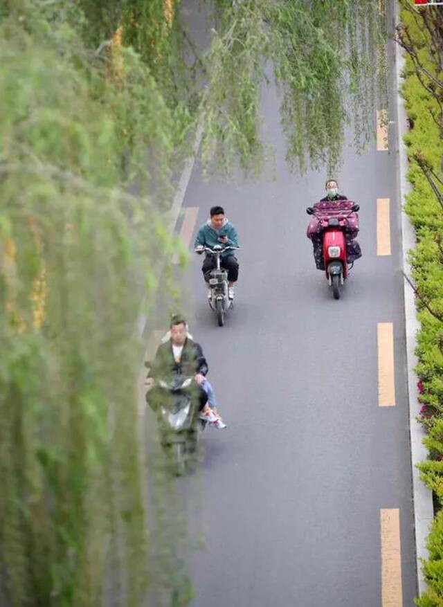 5月1日起，郑州边骑电动车边看手机要罚！送外卖骑手咋办？