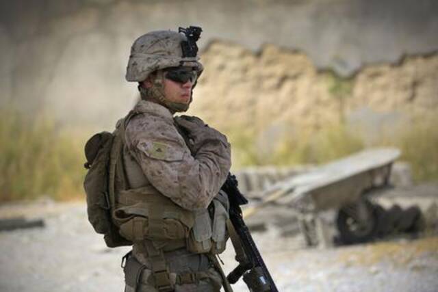 驻阿富汗美军士兵在营地外执勤